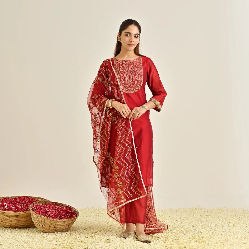 Red Festive Embroidered Kurta Set with Embroidered Dupatta & Yoke Detail